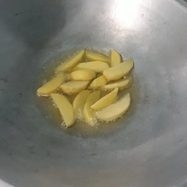 Bersihkan kentang, potong kentang agak tipis lalu goreng kentang sampai matang kecoklatan dan di haluskan.