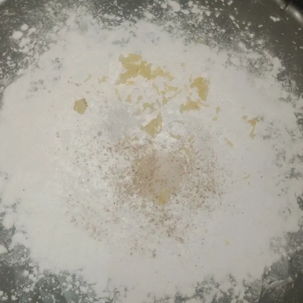 Campur tepung tapioka, bawang putih halus/bubuk, garam, lada, kaldu bubuk.