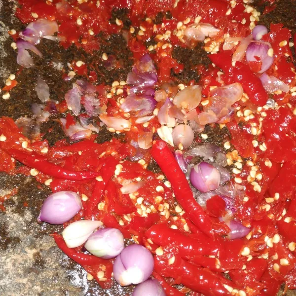 Ulek kasar cabe dan bawang merah.