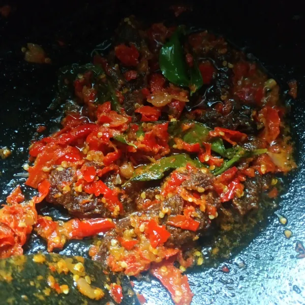 Tambahkan dendeng, aduk rata, dan sajikan.