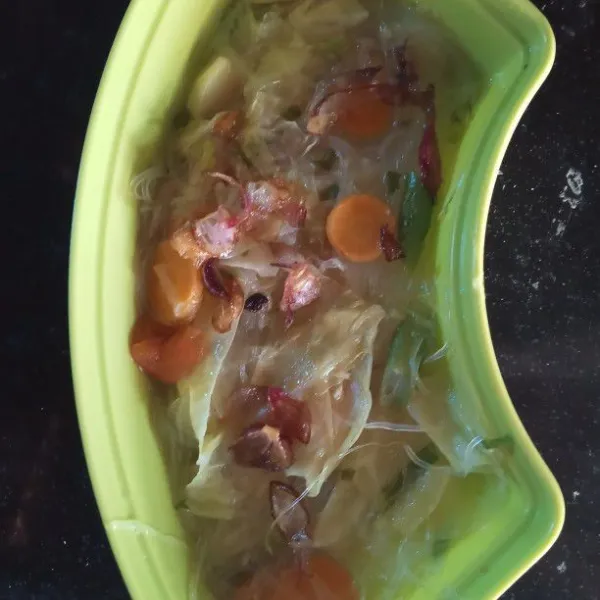 sajikan dalam mangkuk dan taburi bawang goreng selesai deh sayur sopnya