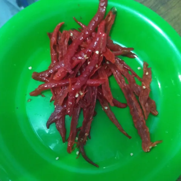 Geprek cabe merah pisahkan dengan bijinya. untuk biji cabe di giling sama bawang merah di tambah sedikit garam.