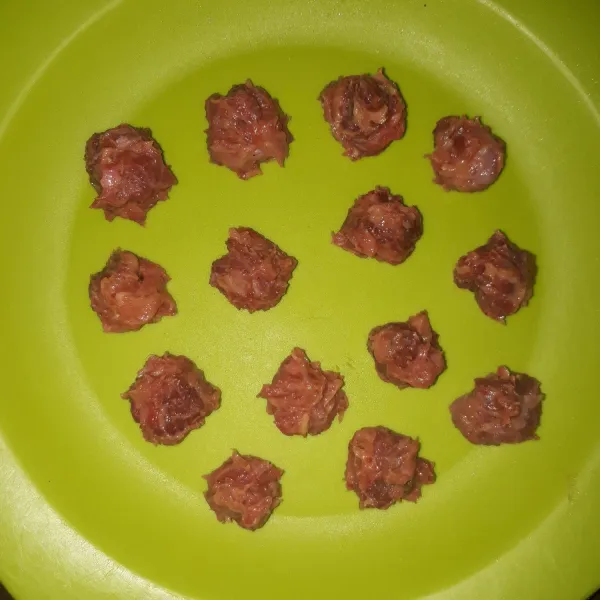 Ambil 1 sdt adonan bentuk bola-bola.