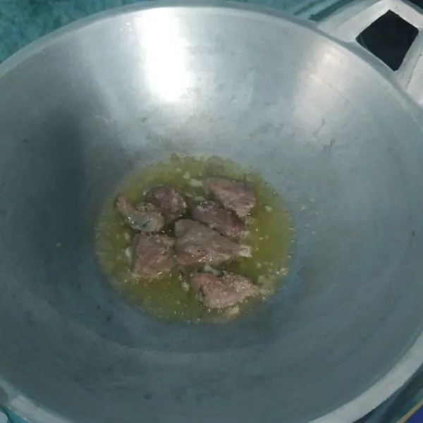 Tahap pertama : haluskan bawang putih di tambah sedikit garam campuran ke dalam daging aduk rata tunggu sampai 15-20 menit agar bumbu meresap, dengan api kecil goreng daging sampai warna kecoklatan, tiriskan.
