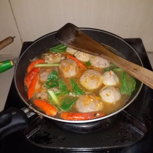 Masukan potongan daun caisim. Rebus hingga matang. Matikan api