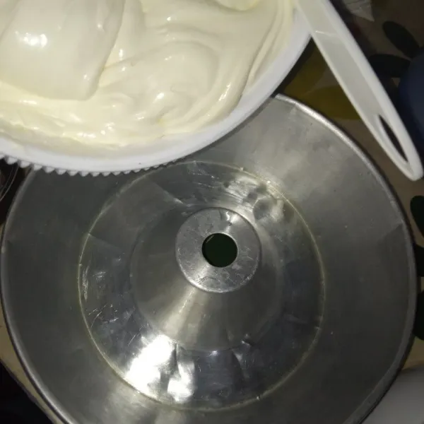 Siapkan loyang yang telah diolesi margarin, tuang adonan. Sisakan sedikir adonan untuk diberi warna.