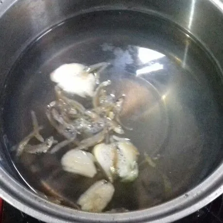 Masukkan bawang putih, rebus hingga wangi. Tambahkan garam garam dan kaldu jamur. Didihkan.