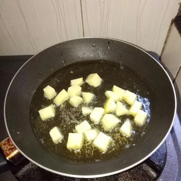 Siapkan pan dan panaskan minyak. Goreng kentang sampai matang, angkat dan tiriskan.