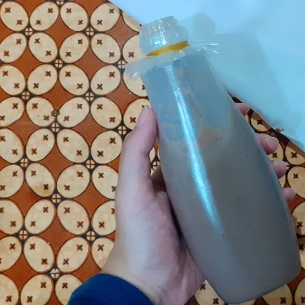 Setelah bahan-bahan sudah tercampur rata, masukan adonan kedalam botol dengan tutup yg sudah dilubangi (2 lubang kecil).