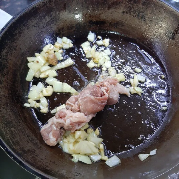 Tambahkan daging masak hingga daging berubah warna.