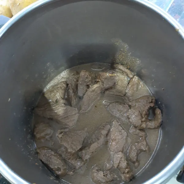 Rebus daging dalam panci presto hingga empuk.