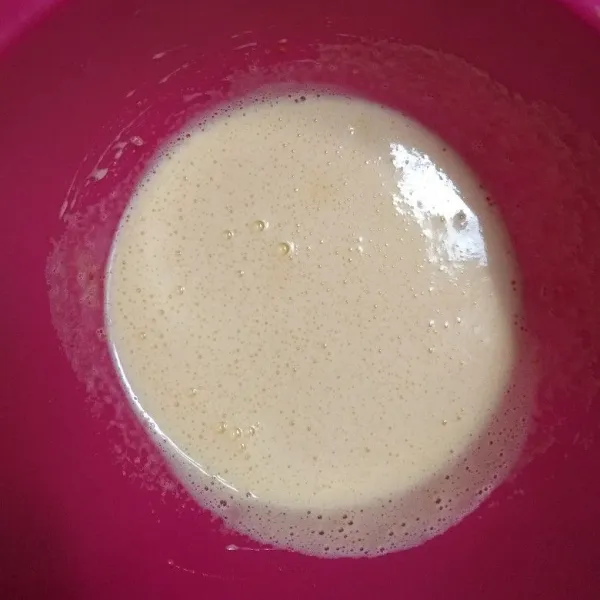Mixer bahan tersebut sampai mengembang dan berubah warna menjadi putih pucat.