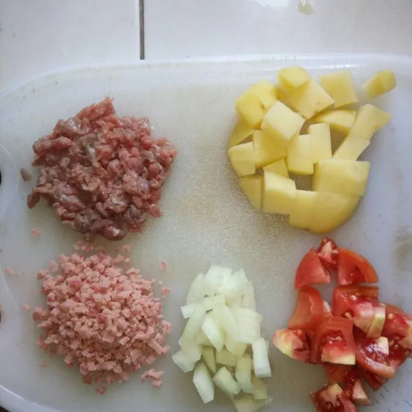 Cuci bersih daging,kentang,tomat dan bawang bombay. Potong - potong sesuai selera kentang, tomat dan bawang bombay. Untuk daging dan smoked beef di cincang halus.
