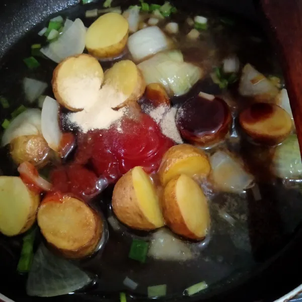 Tambahkan (saus teriyaki + saus tomat + baput bubuk + merica) aduk hingga tercampur, tambahkan air maizena, koreksi rasa.