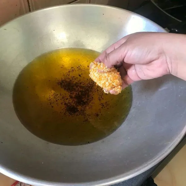 Panaskan minyak, goreng kroket hingga kuning kecoklatan, angkat dan sajikan.