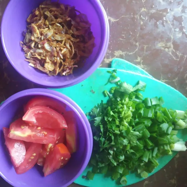 Siapkan juga garnish nya tomat, seledri dan bawang daun yang sudah di potong dan bawang merah goreng