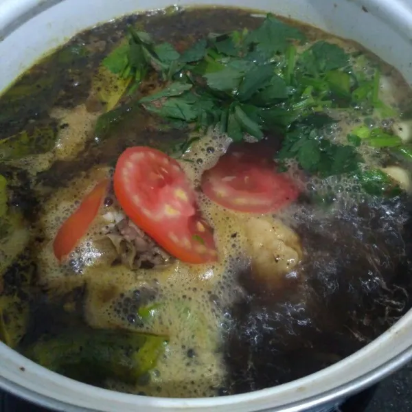 Setelah tumisan harum masukkan kedalam air rebusan daging, teruskan memasak sampai daging dan tetelan empuk, jgn lupa cicip dan koreksi rasa, tambahkan tomat merah iris dan seledri.