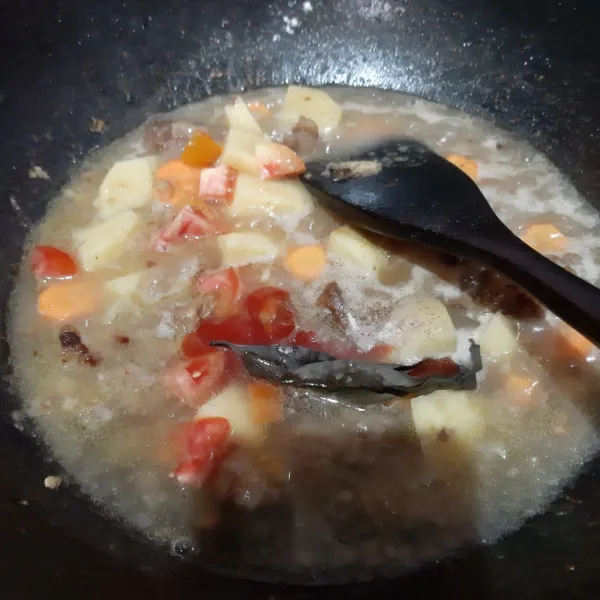 seasoning dengan garam, lada, kaldu jamur, saos tomat, daun salam dan potongan tomat segar. Aduk rata.