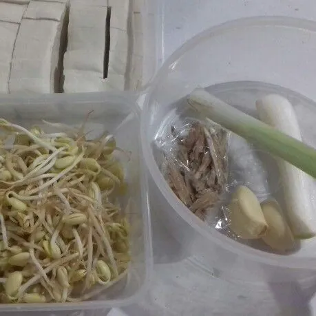 Siapkan bahan. geprek bawang putih, potong-potong tahu putih.