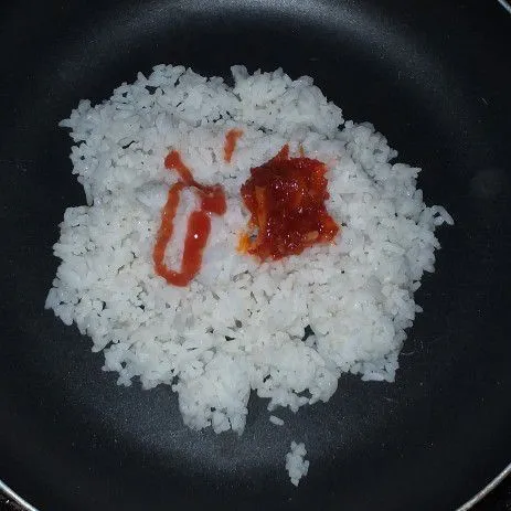 Masukkan nasi telur dan daun bawang, sambil terus diaduk. Masukkan bumbu lainnya, bila suka tambahkan sambal (boleh sambal instan, agar ada rasa pedas atau bisa skip).