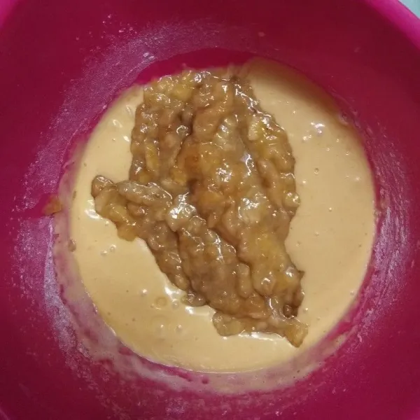 Masukkan pisang yang sudah dihaluskan. Aduk hingga rata.