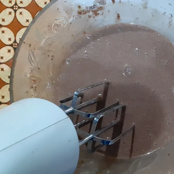 Aduk adonan menggunakan mixer,  hingga adonan tidak lagi bergerinjil. Kemudian masukan mentega cair dan aduk kembali.