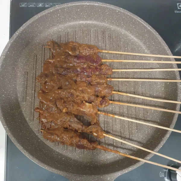 Bakar diatas bara api atau griller sambil sesekali diolesi kecap sampai matang, angkat.