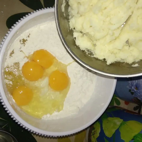 Tambahkan telur dan kentang, uleni. Masukkan margarin dan mentega, uleni asal rata, diamkan 10 menit. Tambahkan garam, uleni sampai adonan lembut. Kondisi agak lengket.