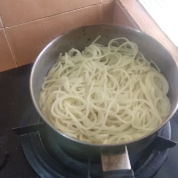 Rebus air ditambah 1/2 sdt garam dan 1 sdt margarine sampai mendidih lalu masukkan spaghettinya, tunggu sampai spaghetti matang.