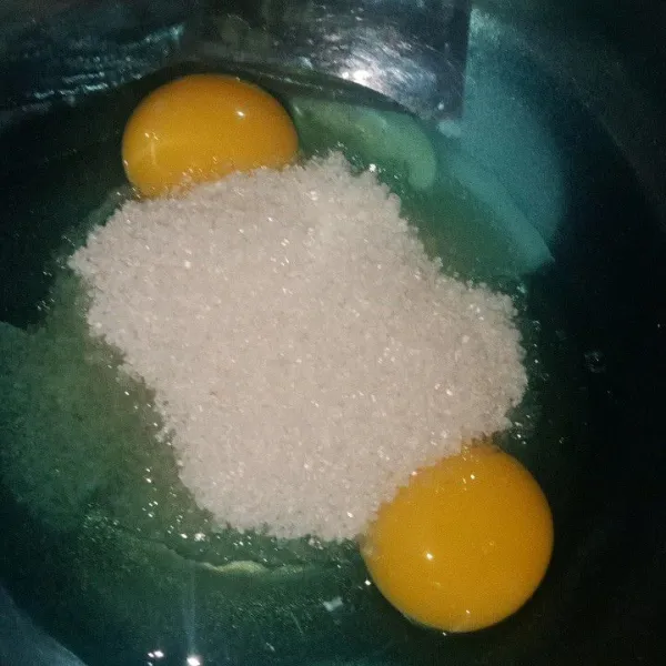 Kocok telur dan gula menggukan wisker
