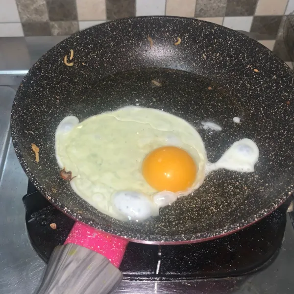 Masak telur ceplok setengah matang