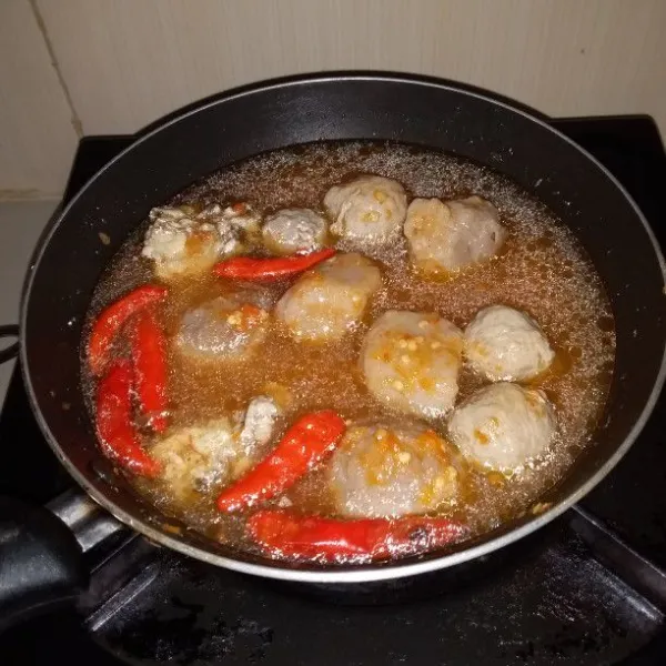 Masukan cabe rawit utuh dan bakso sapi secukupnya. Rebus hingga mendidih