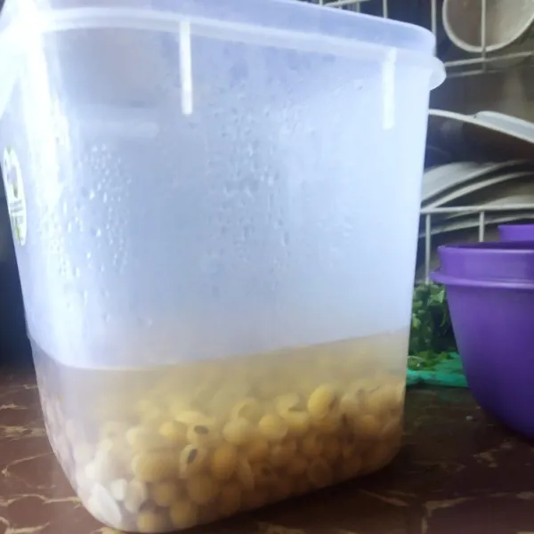 Rendam juga kacang kedelai di air panas selama 5 m agar kacang menjadi empuk.