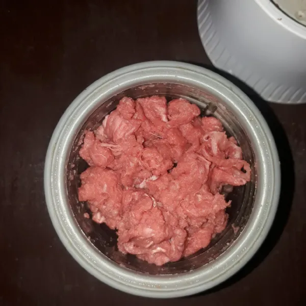Cuci bersih daging sapi, potong-potong lalu bender.