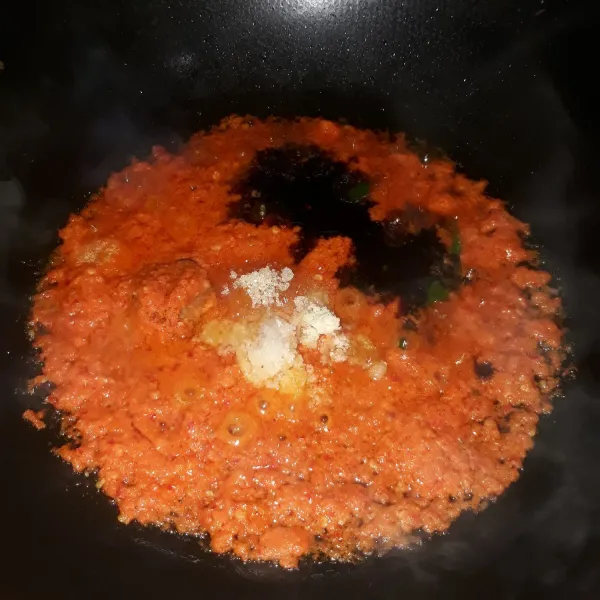 Tambahkan garam, gula, kaldu bubuk dan kecap manis. Aduk rata.