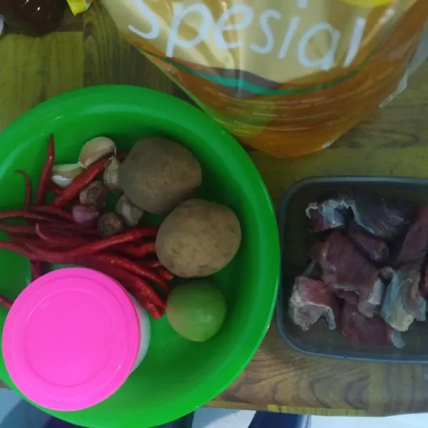 Siapkan bahan yang diolah.