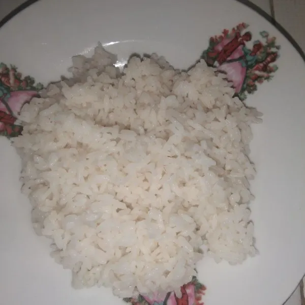 Siapkan nasi putih 1 piring, lalu sisihkan