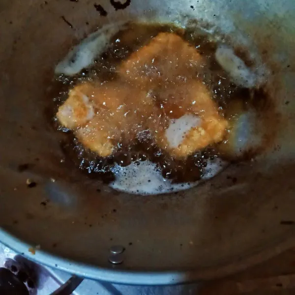 Siapkan wajan panaskan minyak lalu goreng ayam krispi sampai kecoklatan atau matang angkat dan sajikan dengan sepiring nasi.