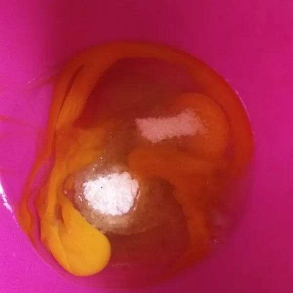 Masukkan telur, gula dan soda kue ke dalam wadah.