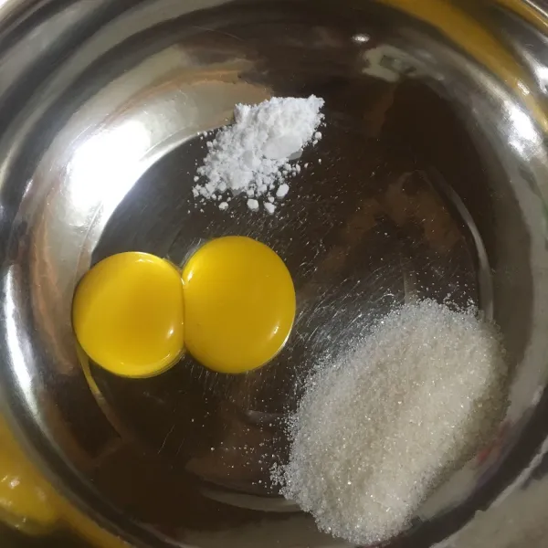 Kemudian kocok telur, gula, baking powder dan soda kue menggunakan ballon whisk atau mixer sampai gulanya larut dan tercampur rata
