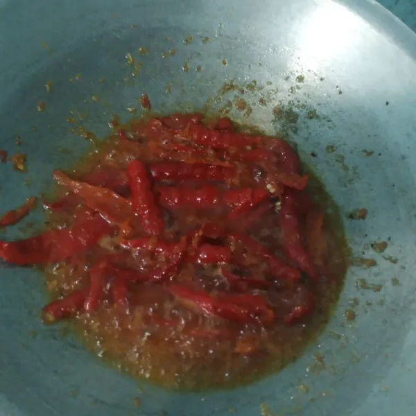 Tumis cabe yang sudah di geprek, tambahkan sedikit perasan air jeruk nipis di aduk terus sampai matang, kemudian dinginkan sebentar, setelah dingin cabenya campurkan dendeng dan kentang aduk rata, dendeng kering balado siap di sajikan.