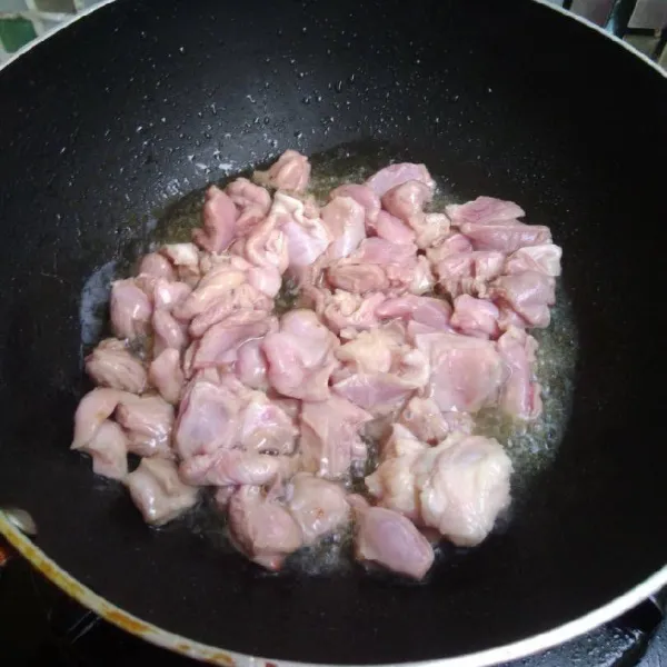 Potong dadu daging kambing. Saya gunakan bagian fillet paha. Panaskan minyak hingga berasap. Masukkan daging. Masak hingga daging berubah warna.