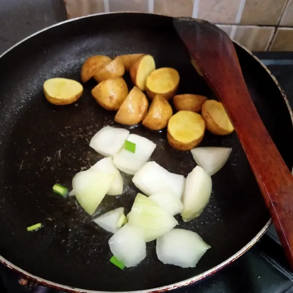 Panaskan minyak dan margarin, goreng kentang hingga stgh matang. Tumis bawang bombay dan tambahkan sedikit air, biarkan mendidih.