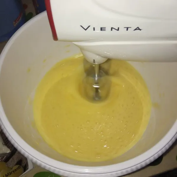 Campur telur, gula pasir dan SP kemudian mixer dengan kecepatan tinggi hingga mengembang berjejak.