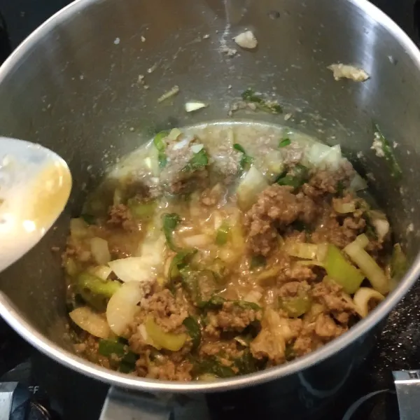 Kocok lepas telur, masukkan tumisan daging, daun bawang, bawang bombay, 1/2 sdt kari bubuk, garam, merica. Aduk hingga rata.