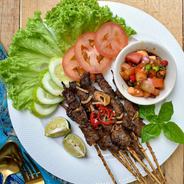 Sajikan sate Maranggi ala menu sate kambing terdekat dengan sambal kecap. Yummy.