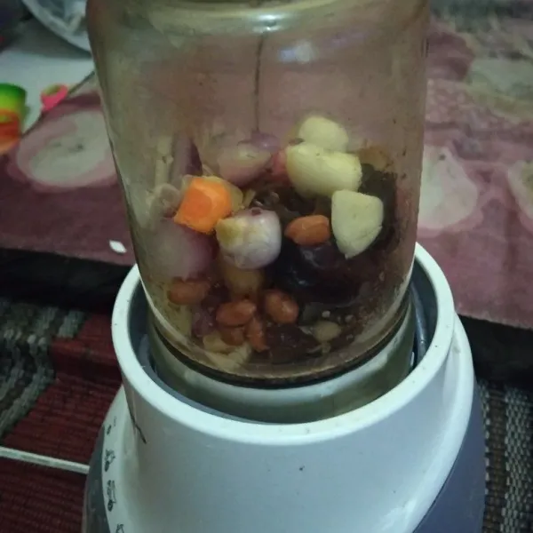 Blender semua bahan bumbu halus.