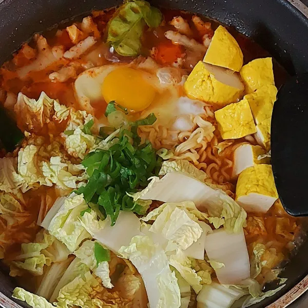 Setelah mendidih dan sayur sudah layu tambahkanlah telur dan tunggu hingga matang. Korean spicy soup ala ala siap dihidangkan.