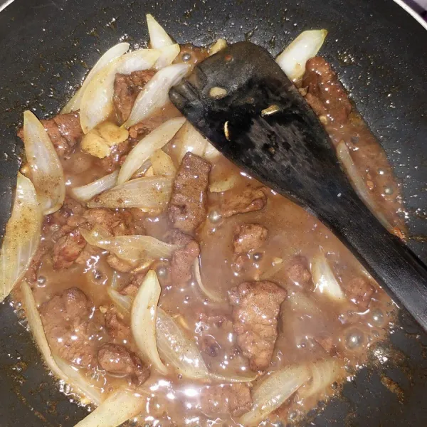 Kemudian masukkan daging sapi, tambahkan dengan sedikit air. Masak hingga daging empuk dan matang.