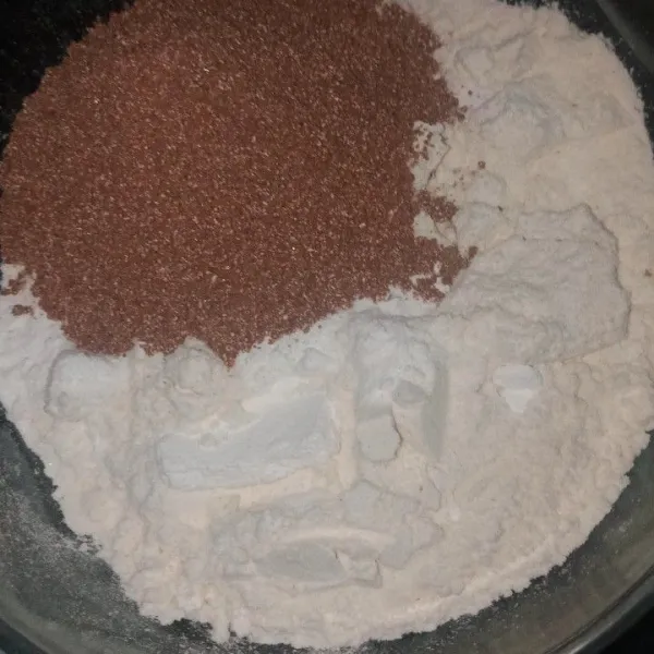 Campurkan chocolatos drink, tepung terigu dan baking powder
